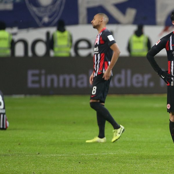  Trotz Aufholdjagd fühlte sich das Unentschieden für die Eintracht wie eine Niederlage an. Die Hessen belohnen sich aktuell für den betriebenen Aufwand nicht. (Bild: imago images / osnapix)