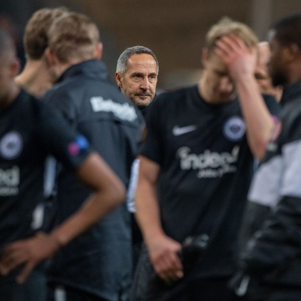  Trotz Weiterkommen viele traurige Gesichter nach Abpfiff. Die Eintracht hat insbesondere in der zweiten Hälfte enttäuscht. (Bild: imago images / Sven Simon)