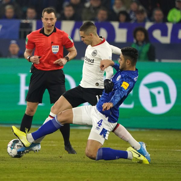  Die drei Protagonisten der strittigen Strafraumszene in einem Bild: Gacinovic, Kabak und Schiedsrichter Zwayer (Foto: imago images / Chai v.d. Laage)