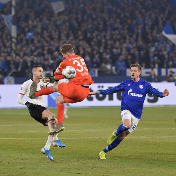  Alexander Nübel stürzt aus dem Kasten und trifft Mijat Gacinovic in Kung-Fu-Manier. (Foto: imago images / Team 2)