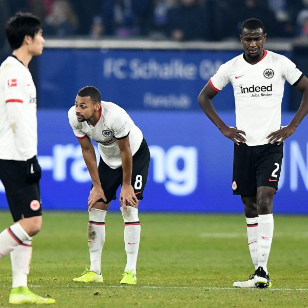  Djibril Sow und Evan N'Dicka nach der Niederlage gegen Schalke 04. (Foto: imago images / Jan Huebner)