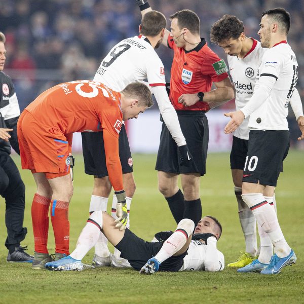  Alexander Nübel entschuldigt sich bei Mijat Gacinovic. (Foto: imago images / Sven Simon)