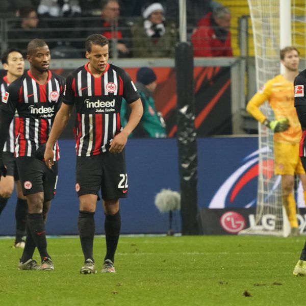  Fassungslosigkeit bei den Spielern der Eintracht. Trotz 2:0-Führung verliert man auch gegen den 1.FC Köln. (Bild: imago images/ Schüler)