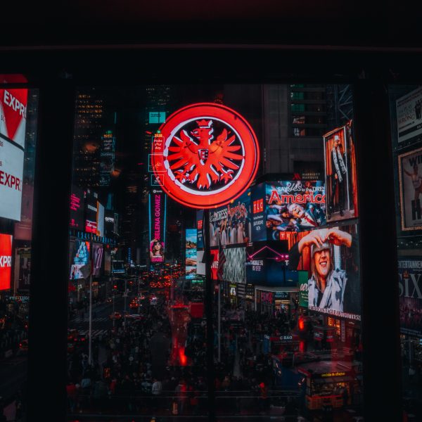  Der Eintracht-Adler leuchtet jetzt auch auf dem Times-Square. (Foto: Eintracht Frankfurt)