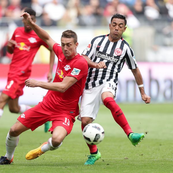  Stefan Ilsanker (links), hier im Duell mit Marco Fabian, könnte noch diesen Winter zur SGE wechseln. (Foto: Heiko Rhode)