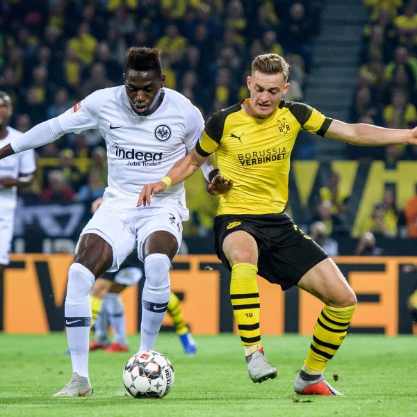  Bald Teamkollegen? Danny da Costa im Duell mit Jacob Bruun Larsen. Der Dortmunder wird als mögliche Verstärkung bei der SGE gehandelt. (Foto: Imago images/Eibner)