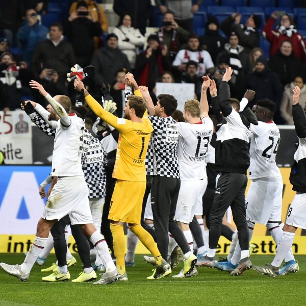  Die Eintracht und ihre mitgereisten Fans hatten nach dem Auswärtssieg gegen die TSG 1899 Hoffenheim endlich wieder Grund zum Feiern. (Foto: imago images/ Michael Weber)