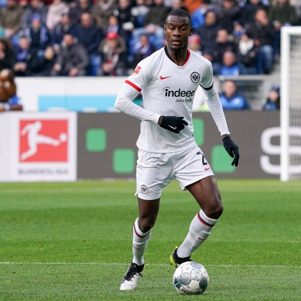  Evan N'dicka scheint im neuen System gesetzt. (Quelle: imago images / foto2press)