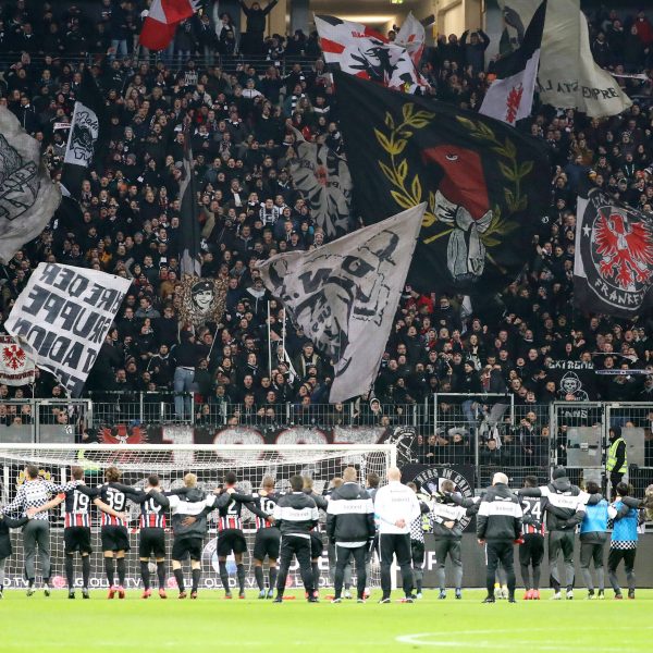  Große Freude nach dem Abpfiff. Die Eintracht schlägt den Tabellenführer aus Leipzig und startet mit zwei Siegen in die Rückrunde. (Bild: imago images / Picture Point LE)