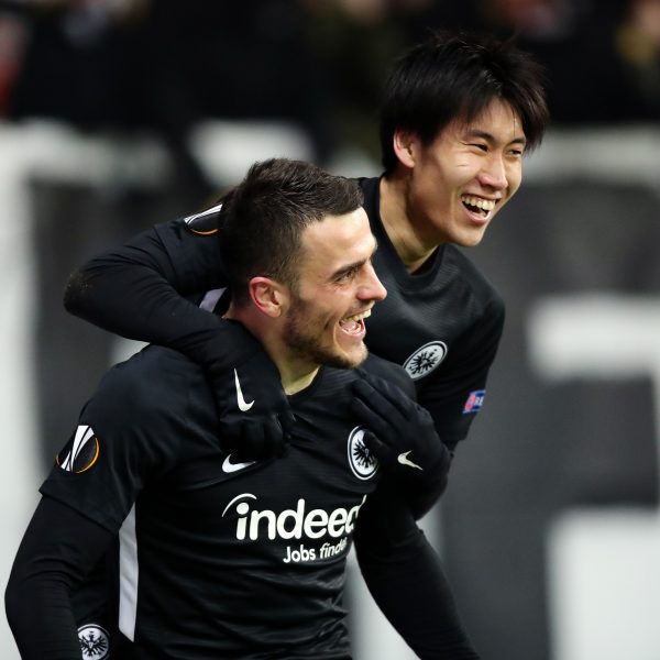  Filip Kostic (links) und Daichi Kamada hatten das Auswärtsspiel beim VfB Stuttgart verpasst. (Bild: Heiko Rhode)