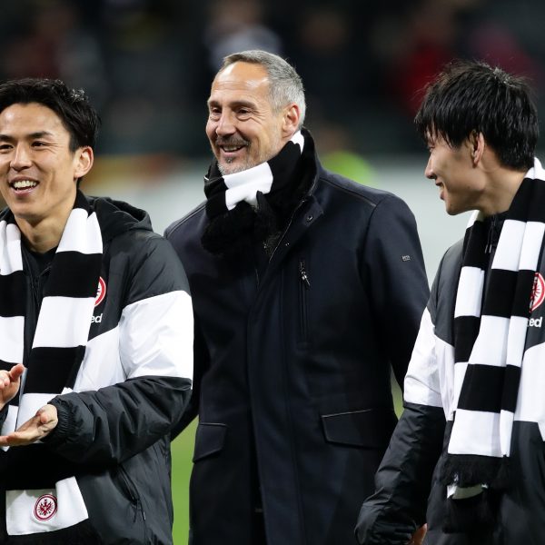  Eintracht-Trainer Adi Hütter feiert nach dem Spiel ausgelassen mit seinen beiden japanischen Schlüsselspielern: Makoto Hasebe und Daichi Kamada.