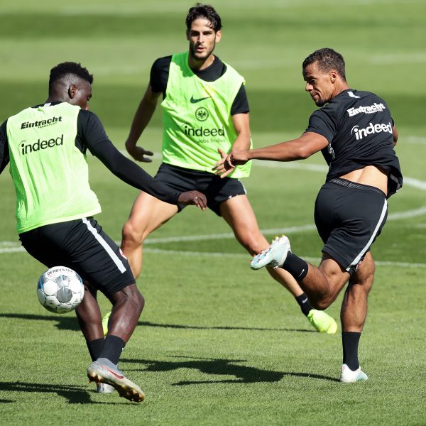  Danny da Costa (li.) und Timothy Chandler (re.) im Duell. Aktuell hat der US-Nationalspieler die Nase vorne. (Foto: Heiko Rhode)