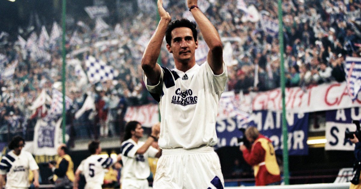  Adi Hütter bedankt sich nach dem verlorenen UEFA-CUP-Endspiel 1994 gegen Inter Mailand bei den Zuschauern, zuvor hatte er im Viertelfinale mit Salzburg die Eintracht ausgeschaltet. (Bild: imago/GEPA pictures)