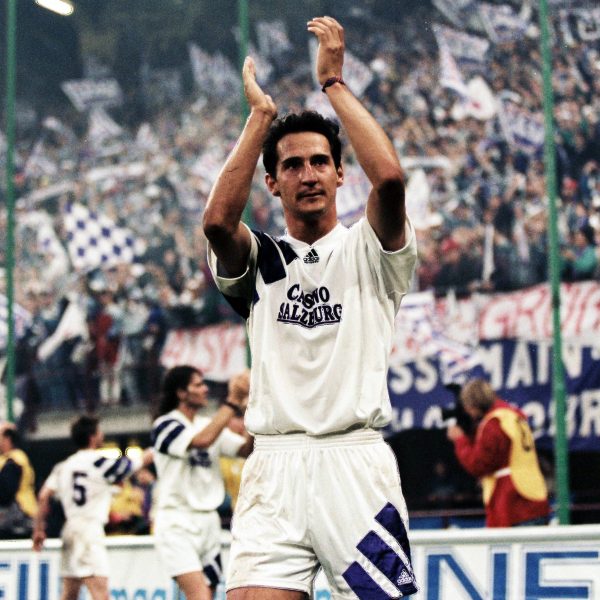  Adi Hütter bedankt sich nach dem verlorenen UEFA-CUP-Endspiel 1994 gegen Inter Mailand bei den Zuschauern, zuvor hatte er im Viertelfinale mit Salzburg die Eintracht ausgeschaltet. (Bild: imago/GEPA pictures)