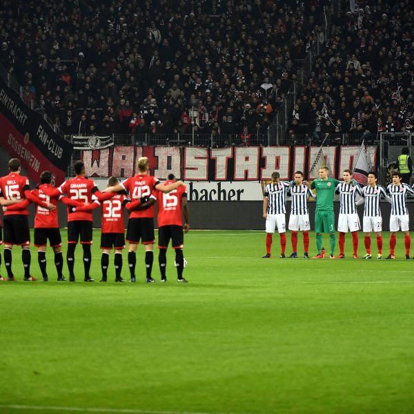  Mit einer Schweigeminute soll den Opfern in Hanau gedenkt werden. (Bild: imago images / Hartenfelser)