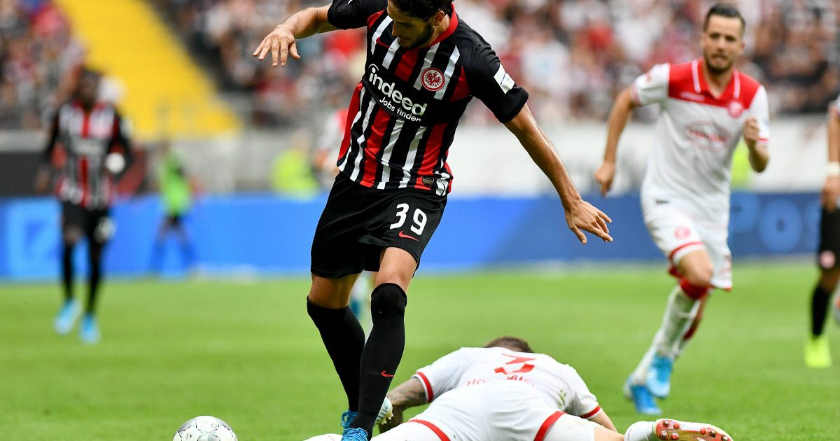 Düsseldorf liegt am Boden, die zieht weiter - ein Bild mit Symbolcharakter (Quelle: imago images / Revierfoto)