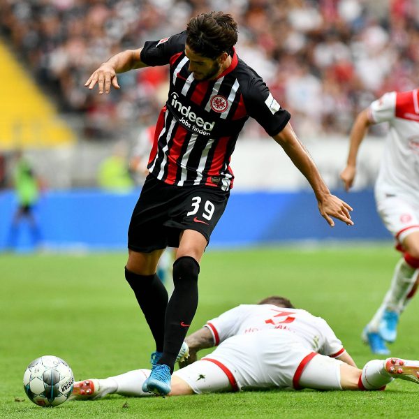  Düsseldorf liegt am Boden, die zieht weiter - ein Bild mit Symbolcharakter (Quelle: imago images / Revierfoto)