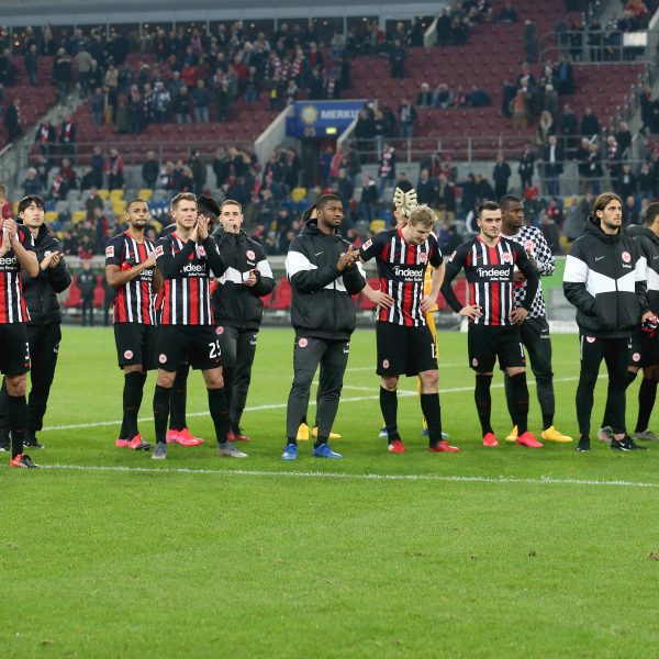  Große Erleichterung bei der Eintracht nach dem späten Ausgleichstreffer, aber auch große Enttäuschung über die eigene Leistung. (Bild: imago images / osnapix)