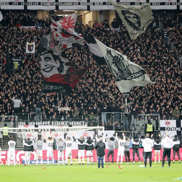  Große Freude nach dem Einzug ins DFB-Pokal-Vietelfinale. Die Mannschaft feiert den Sieg über Leipzig mit ihren Fans. (Bild: imago images/ Picture Point LE)