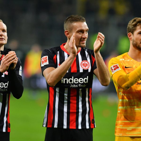  Neuzugang Stefan Ilsanker nach der Partie mit Sebastian Rode und Kevin Trapp. Der Österreicher ist innerhalb kürzester Zeit im Team der Hessen angekommen.(Bild: imago images / HJS)