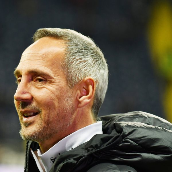  Das Lächeln ist auch bei Eintracht-Trainer Adi Hütter zurück. Die SGE ist mit vier Siegen aus fünf Spielen stark in die Rückrunde gestartet. (Bild: imago images: HJS)