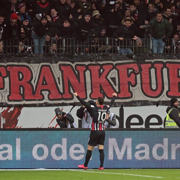  Kostic: Der Matchwinner lässt sich vor dem Frankfurter Anhang feiern (Foto: imago images / Jan Huebner)