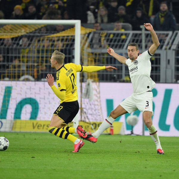  Die Frankfurter konnten sich häufig nur mit Fouls behelfen. (Bild: imago images /Team 2)