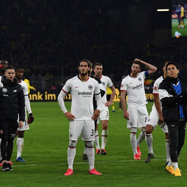 Pure Enttäuschung nach der deutlichen 0:4-Niederlage gegen Dortmund. Die Mannschaft ging zu den mitgereisten Fans und wurde dort aufgebaut. (Bild: imago images/ Jan Huebner)