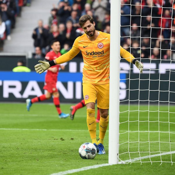  Kevin Trapp hebt ernüchtert die Schultern. Bei beiden Toren war er machtlos. (Quelle: imago images / Jan Huebner)