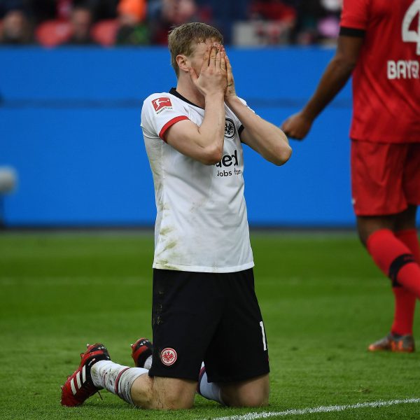  Martin Hinteregger hatte die beste Chance der Hessen. (Quelle: imago images / Jan Huebner)