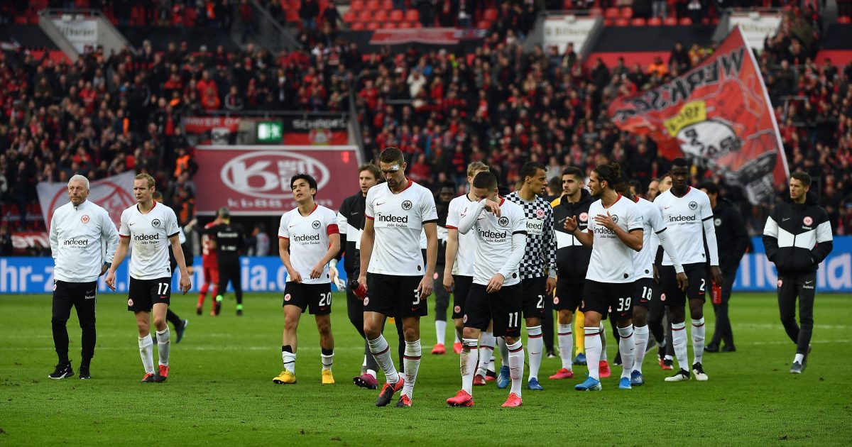 Hängende Köpfe nach der deutlichen 0:4-Niederlage in Leverkusen. Die Eintracht bleibt auswärts das schwächste Team der Liga. (Bild: Imago Images / Jan Huebner)