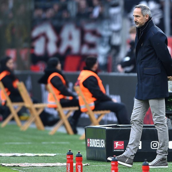  Adi Hütter sah eine bittere 0:4-Niederlage in Leverkusen. (Quelle: imago images / Revierfoto)