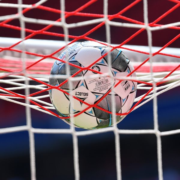  Der Ball wird voraussichtlich noch mindestens bis Ende April ruhen. (Bild: imago images / Sven Simon)