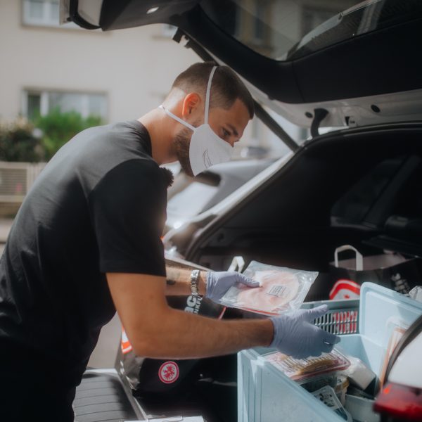  Kevin Trapp packte beim Lieferservice für Eintracht-Mitglieder aus der Risikogruppe mit an. (Foto: Eintracht Frankfurt)