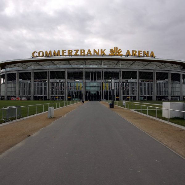  Das Frankfurter Stadion wird seine Türen für Zuschauer wohl nicht vor September wieder öffnen. (Foto: imago images / AM-Bildagentur)
