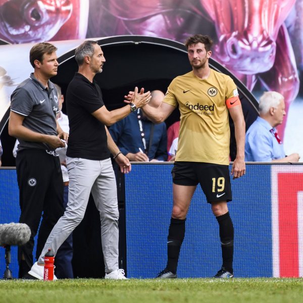  Muss Adi Hütter seinen Kapitän nach der Saison ziehen lassen? (Foto: imago images / Jan Huebner)