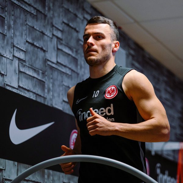  Bleibt Filip Kostic der Eintracht ein weiteres Jahr erhalten? (Foto: imago images / Jan Huebner)