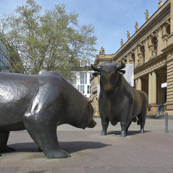  Bulle und Bär vor der Frankfurter Börse (imago images / Jan Huebner)