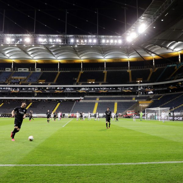  Leeres Stadion, aber Action auf dem Platz: So sieht die nahe Zukunft der Bundesliga aus. (Foto: Heiko Rhode)