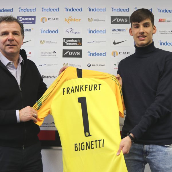  NLZ-Leiter Andi Möller mit Neuzugang Matteo Bignetti.(Quelle: Eintracht Frankfurt)