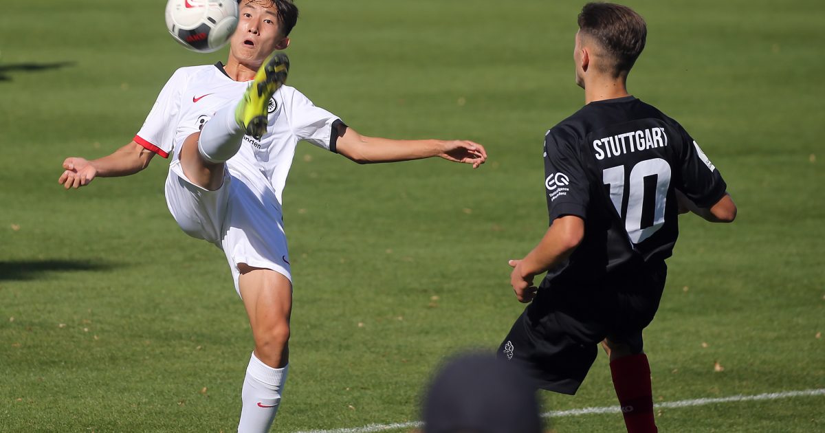 Dong-Won Kim im Duell mit dem VfB Stuttgart. (Foto: imago images / Sportfoto Rudel)