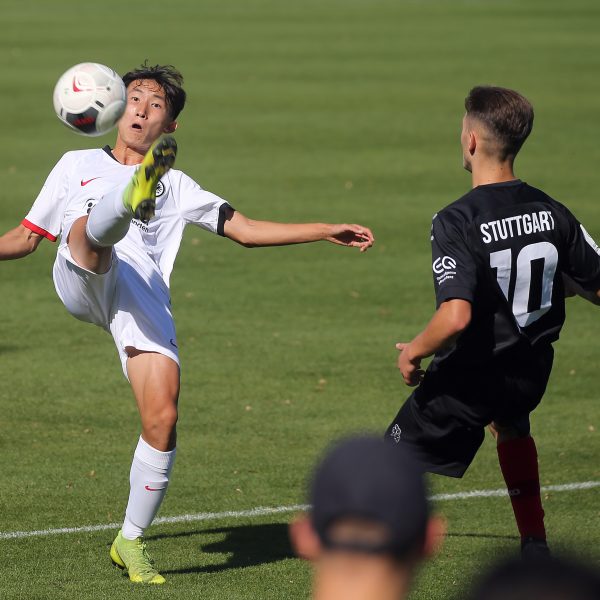  Dong-Won Kim im Duell mit dem VfB Stuttgart. (Foto: imago images / Sportfoto Rudel)