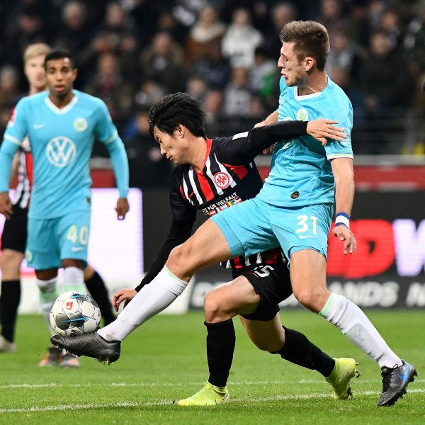  Verstärkt Robin Knoche ab Sommer die Frankfurter Defensive? Hier im Zweikampf mit Kamada (Foto: Imago Images/Revierfoto)