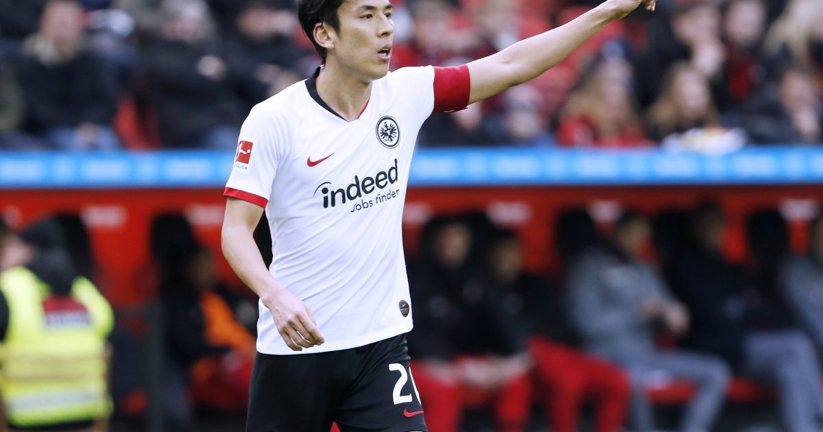 Nicht selten lief Hasebe in der Vergangenheit als Kapitän auf. Nun zahlt er der Eintracht das Vertrauen erneut zurück. (Foto: imago images / Laci Perenyi)