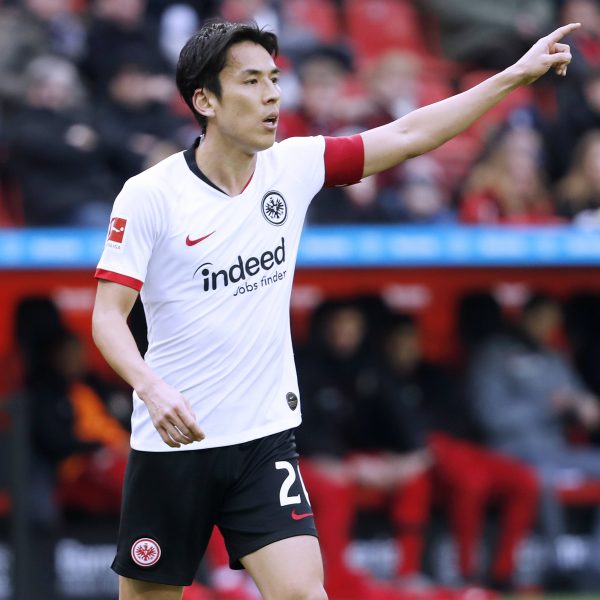  Nicht selten lief Hasebe in der Vergangenheit als Kapitän auf. Nun zahlt er der Eintracht das Vertrauen erneut zurück. (Foto: imago images / Laci Perenyi)