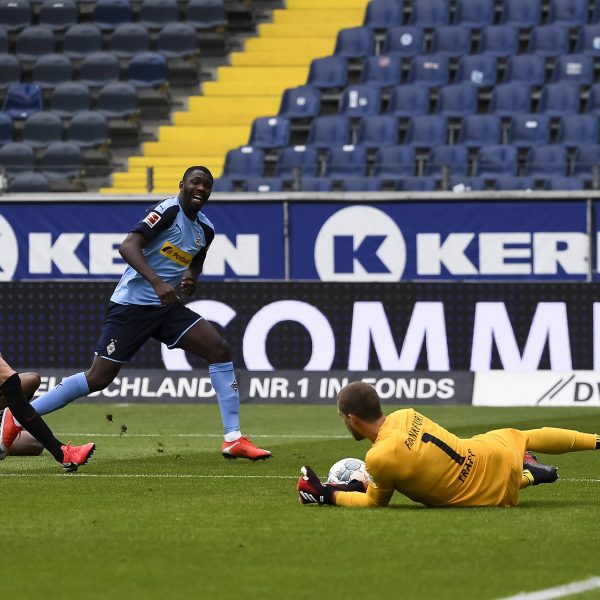  Kevin Trapp musste in der ersten Halbzeit gegen Gladbach bereits zweimal hinter sich greifen. (Bild: imago images / Poolfoto)