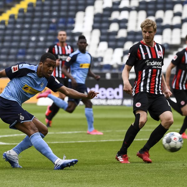  Martin Hinteregger verhinderte in der Schlussphase mit einer tollen Rettungsaktion das 1:4. (Bild: imago images / Poolfoto)