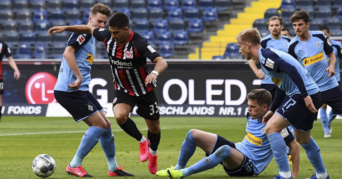  André Silva ist aktuell der einzige Adlerträger, der für Torgefahr sorgt. (Foto: imago images / Poolfoto)