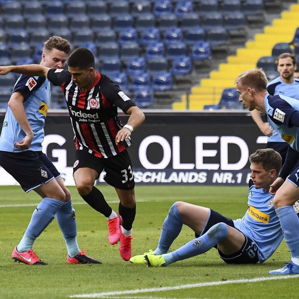  André Silva ist aktuell der einzige Adlerträger, der für Torgefahr sorgt. (Foto: imago images / Poolfoto)