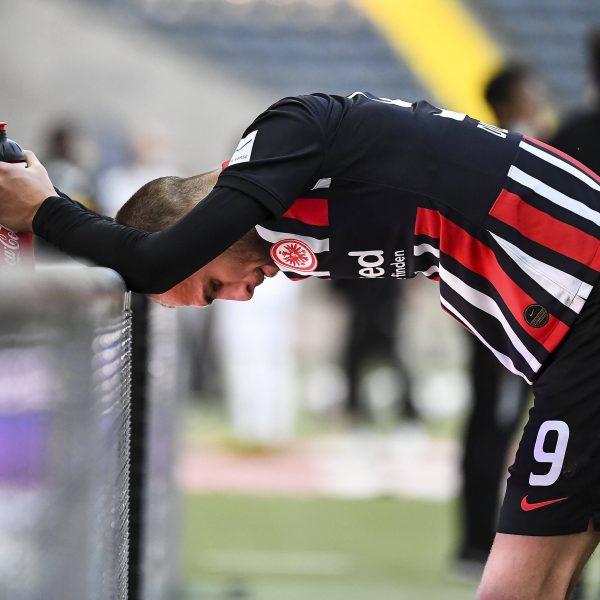  Bas Dost ließ nach Abpfiff den Kopf hängen. (Bild: imago images / Poolfoto